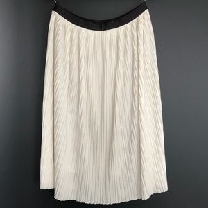 Pleated skirt with grey waistband